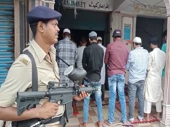 रांची में किसी भी प्रकार की अफवाह और गलत सूचनाओं के प्रसार को रोकने के लिए व्यापक इंतजाम किए गए हैं. क्षेत्रीय नेताओं और धर्मगुरुओं के साथ भी बैठक कर पुलिस ने शांति बनाए रखने की कोशिश की है.