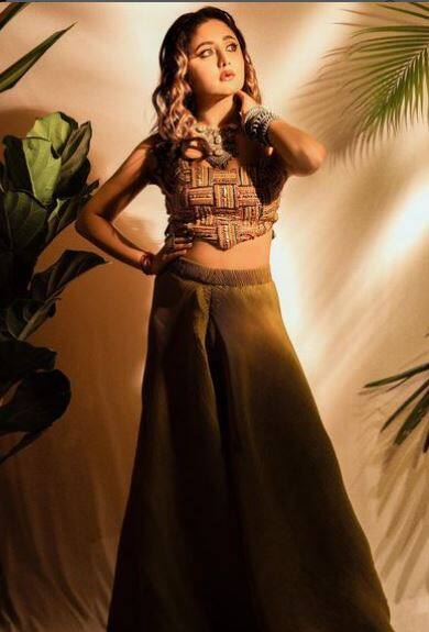 रश्मि ने कहा, “घुमना फिरना आखिरी प्राथमिकता थी, जिसने मुझे एक अलग इंसान बना दिया. जब मैं वहां गया, तो मैंने महसूस किया कि जीवन बहुत अधिक है, और मैंने पर्याप्त योगदान नहीं दिया है. सिर्फ काम किया है... मुझे खुद के साथ ज्यादा वक्त बिताना पड़ा. मेरे पास अपने बारे में सोचने का समय था.”