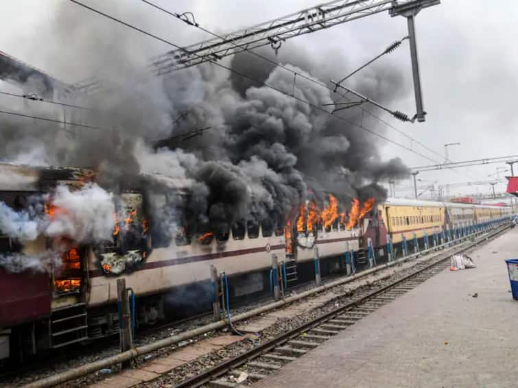 over 340 trains affected amid agnipath violent protests across country railways lost more than 40 crores  Agnipath Protest : हिंसक आंदोलनाचा 340 ट्रेनला फटका, रेल्वेचे तब्बल 40 कोटींहून अधिक नुकसान