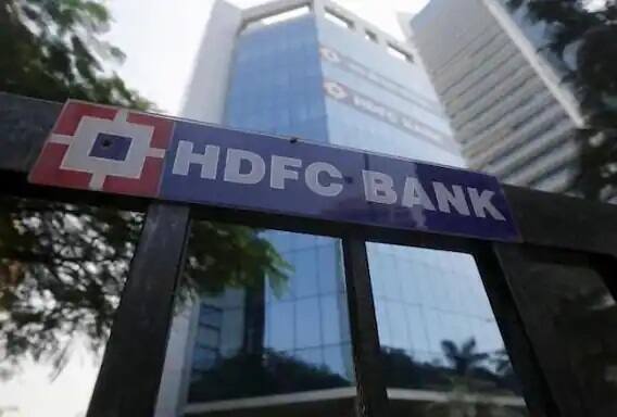 HDFC બેન્ક - પ્રાઇવેટ ક્ષેત્રની સૌથી મોટી બેન્કે યુપીઆઇ ટ્રાન્ઝેક્શન અને ડેલી લિમીટ 1-1 લાખ રૂપિયા રાખી છે. જોકે, નવો ગ્રાહક પહેલા 24 કલાકમાં માત્ર 5,000 રૂપિયાનુ ટ્રાન્ઝેક્શન કરી શકશે.