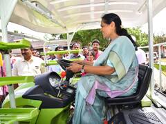 Central Minister Shobha: ట్రాక్టర్ నడిపిన కేంద్రమంత్రి శోభ- రైతులు గురించి ఏమన్నారంటే?