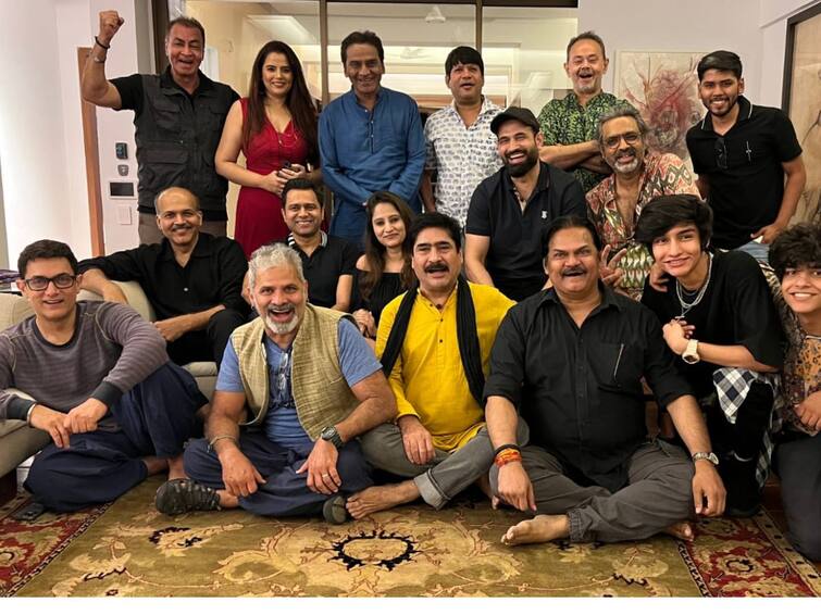 Aamir Khan and Lagaan movie team celebrate 21 years Of Lagaan Lagaan : 'लगान'ची 21 वर्षे; आमिर खानच्या घरी कलाकारांची पार्टी