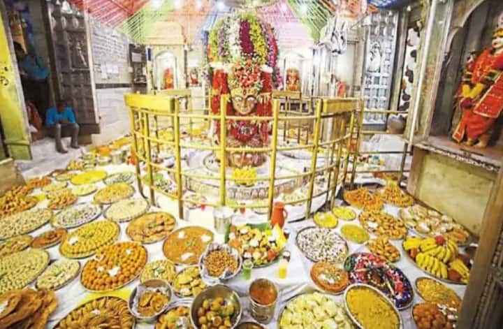 बताया जाता है कि इस प्रतिमा को निकालने के लिए काफी मशक्कत करनी पड़ी थी. प्रतिमा को खींचने के लिए 16 जोड़ बेलों को लगाया था. हैरानी की बात तो ये है कि जब प्रतिमा बाहर निकल गई तो उन्हें किसी और जगह पर ले जाने की कोशिश की गई लेकिन काफी कोशिश के बाद भी प्रतिमा अपनी जगह से नहीं हिली.