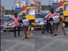 Viral Video:பரபரப்பான சாலையை கூட்டித் தள்ளிய போக்குவரத்துக் காவலர்.... சல்யூட் அடிக்கும் நெட்டிசன்கள்!