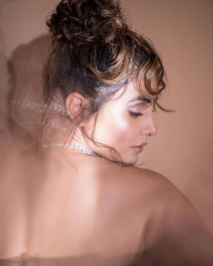 हिना ने ब्लैक कलर का ऑफ शोल्डर गाउन पहना हुआ है जिसके साथ एक्ट्रेस  ने डायमंड चोकर पहना है. इस ड्रेस के साथ एक्ट्रेस ने बालों में मैसी बन बना रखा है जो उनके लुक को चार चांद लगा रहा है.
