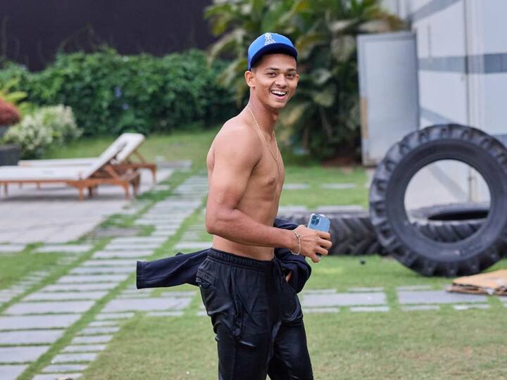 राजस्थान रॉयल्सचा युवा फलंदाज यशस्वी जैस्वाल तुफान फॉर्ममध्ये आहे.मुंबई आणि उत्तर प्रदेश यांच्यात बंगळुरू मैदानात रणजी ट्रॉफीतील सेमीफायनलचा सामना खेळला जात आहे.