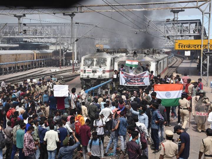 सिकंदराबाद में अग्निपथ योजना के विरोध में रेल रोक कर खड़े प्रदर्शनकारी अभ्यर्थी.