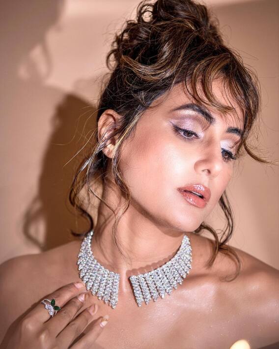 Hina Khan Photos : हीरों का हार पहन इस कदर इतराईं हिना खान, तस्वीरों में लगीं प्रिंसेज़