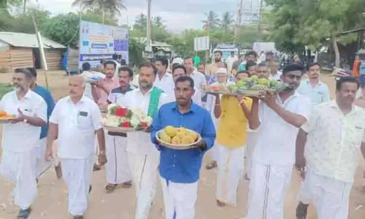 Pudukottai: muslims took the procession to the temple Kumbabhishekam Pudukottai: கோயில் கும்பாபிஷேக விழா - சீர்வரிசை எடுத்து சென்று அசத்திய இஸ்லாமியர்கள்..!