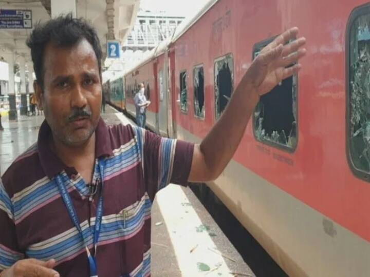 Secunderabad Agnipath railway protest Violence 40 Train Passengers Were Rescued railway staff Secunderabad protest : பற்ற வைத்த நெருப்பு... பெட்டிக்குள் கதறிய 40 பேர்... பட்டென பாய்ந்து காப்பற்றிய ரயில்வே ஊழியர்!