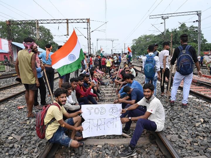 झारखंड के धनबाद में अग्निपतथ योजना के विरोध में रेल रोक कर बैठे अभ्यर्थी.