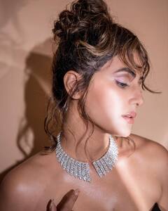 Hina Khan Photos : हीरों का हार पहन इस कदर इतराईं हिना खान, तस्वीरों में लगीं प्रिंसेज़