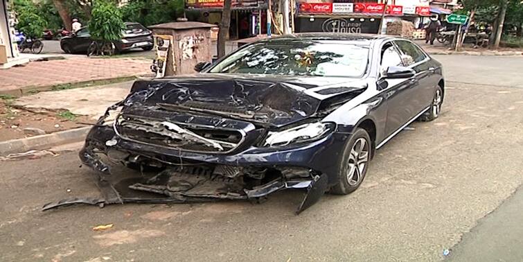 Kolkata Road Accident Mercedes hits a car at signal business man's son held Kolkata Road Accident: সিগনালে বেপরোয়া মার্সিডিজের ধাক্কা গাড়িতে, মৃত্যু মহিলার, গ্রেফতার ব্যবসায়ী পুত্র