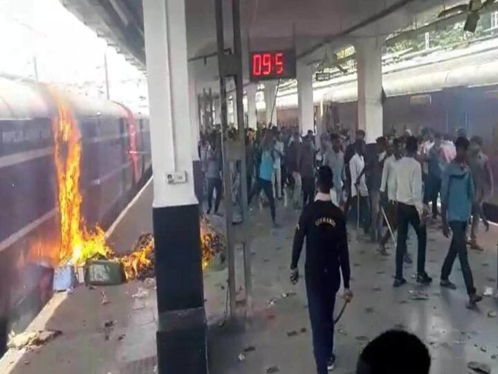 Agnipath Protest One Person Dead At Secunderabad Railway Station Agnipath Protest : அக்னிபத்திற்கு எதிராக வன்முறை: ஒருவர் உயிரிழப்பு..! 15 பேர் படுகாயம்..!