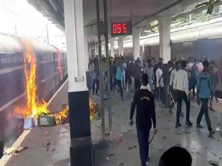 Agnipath Protest One Person Dead At Secunderabad Railway Station Agnipath Protest : அக்னிபத்திற்கு எதிராக வன்முறை: ஒருவர் உயிரிழப்பு..! 15 பேர் படுகாயம்..!