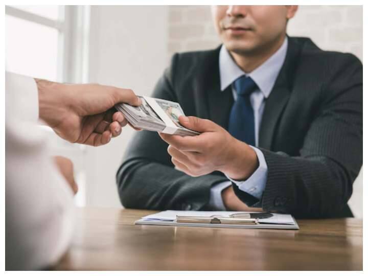 फाइनेंशियल हेल्प करने से ना राकें: सभी के घर का हिसाब किताब अलग होता है और इसमें आपका घुसना बिल्कुल भी सही नहीं है. आप चाहेंगे कि आप अपनी फैमिली के साथ जैसी चल रही हैं वैसे ही वो भी करें तो यह सही नहीं है. इसलिए उन्हें अपनी फैमिली की फाइनेंशियल सिचुएशन में ना इंटरफेयर करें तो ही बेहतर होगा.