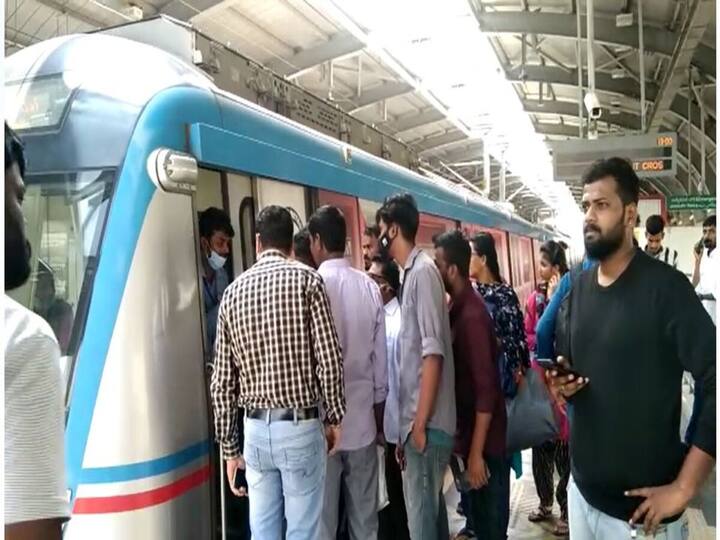 Metro, MMTS Cancellation irks stranded Hyderabad Passengers Agnipath Protest: హైదరాబాద్ ప్రయాణికుల కష్టాలు, ధరలు పెంచేసిన క్యాబ్‌లు