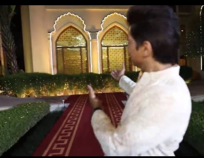 महल का ये हिस्सा भी चौराहा के नाम से ही जाना जाता है जहां से चलकर लड़कियां अंदर जाएंगी. वैसे आपको बता दें कि मीका को शो इंडस्ट्री के जानेमाने सिंगर शान होस्ट कर रहे हैं.