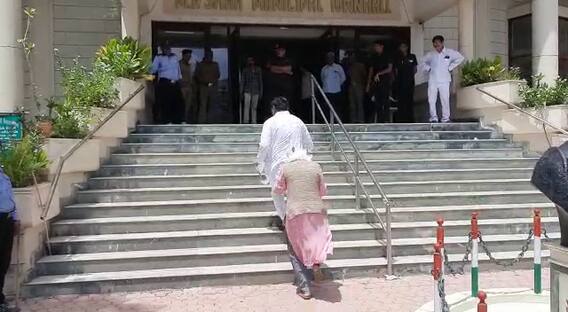 Jamnagar: કોંગ્રેસના મહિલા નેતા 'ગાય' બનીને પાછળ પડતાં નેતા ભાગ્યા, જુઓ વીડિયો