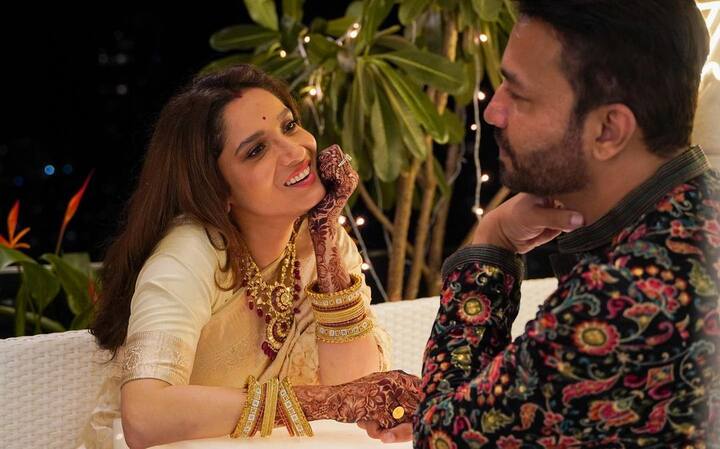 अब हाल ही में अंकिता लोखंडे ने इंस्टाग्राम पर कुछ तस्वीरें शेयर की हैं. इन तस्वीरों अंकिता और विक्की जैन का बेहद ही रोमांटिक अंदाज देखने को मिल रहा है.