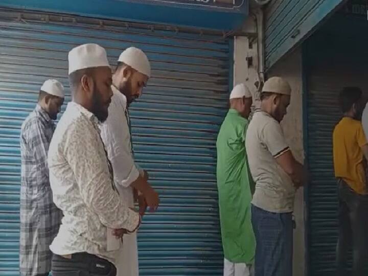 बीते शुक्रवार को रांची में हुई हिंसा में शामिल उपद्रवियों की धर-पकड़ में तेजी लाने के लिए राज्यपाल रमेश बैस के निर्देश पर मंगलवार को रांची पुलिस ने संदिग्धों के पोस्टर लगाए थे. इसके बाद राज्य के गृह सचिव अरुण कुमार एक्का ने रांची के वरिष्ठ पुलिस अधीक्षक सुरेन्द्र कुमार झा को नोटिस जारी कर स्पष्टीकरण मांगा है.