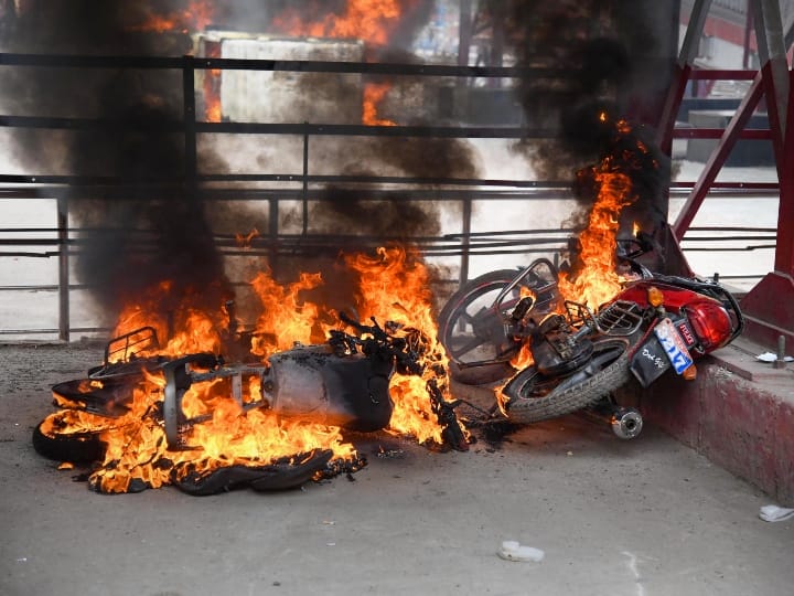 पटना में प्रदर्शन के दौरान अभ्यर्थियों के गुस्से का का शिकार बनीं दो मोटरसाइकिल.