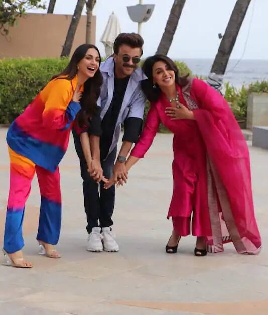 મુંબઇઃ બોલિવૂડ એક્ટર અનિલ કપૂર, કિયારા અડવાણી અને નીતુ કપૂર હાલમાં પોતાની આગામી ફિલ્મ 'જુગ જુગ જિયો'નું જોરદાર પ્રમોશન કરી રહ્યાં છે.