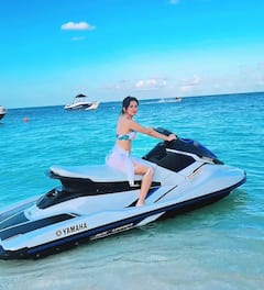 જલપરી બનીને સમુદ્રમાં મસ્તી કરતી દેખાઇ Avneet Kaur, બિકીનીમાં સ્ટનિંગ તસવીરો વાયરલ