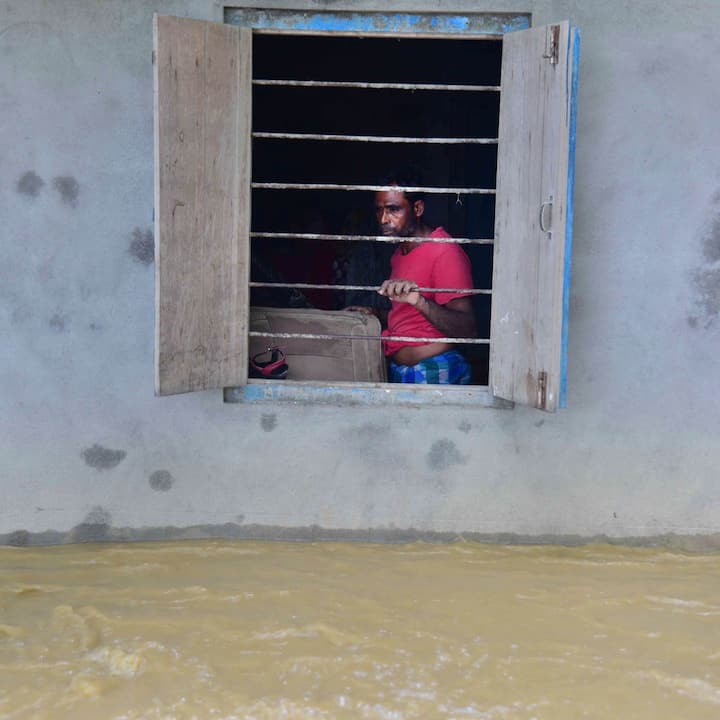 বন্যার জেরে এই মুহূর্তে অসমের ২ হাজার ৯৩০টি গ্রাম জলের তলায়।