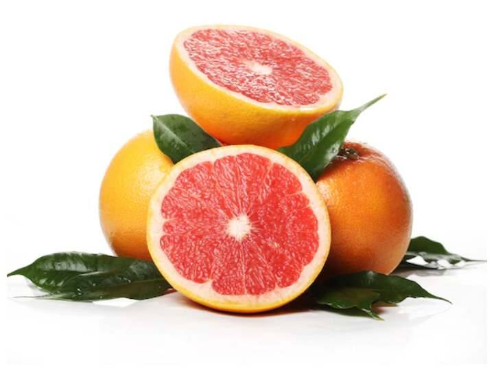 गर्मियों के मौसम में वैसे तो हर फल सेहत के लिए लाभदायक होता है पर आज हम इस एक फल की बात करेंगे जिसके सेवन से एक नहीं बल्कि कई लाभ मिलते हैं. जी हां, इस फल का नाम है चकोतरा जिसे अंग्रेजी में ग्रेपफ्रूट कहते हैं. इससे न केवल गर्मियों के मौसम में आपकी बाॅडी हाइड्रेट रहती है बल्कि वजन भी कम हो सकता है. आइए जानते हैं ग्रेपफ्रूट से मिलने वाले और फायदों के बारे में.