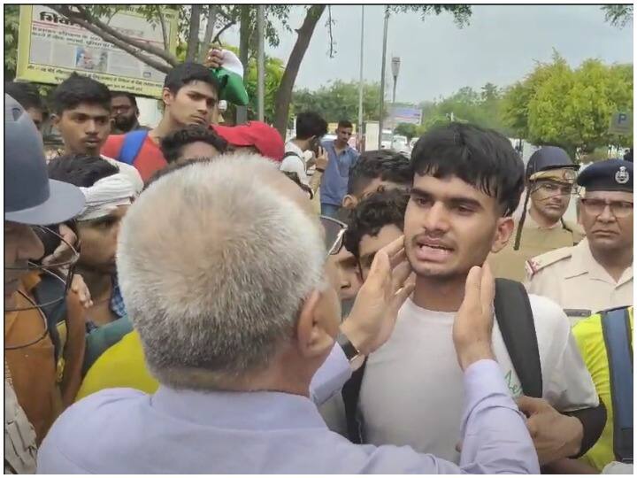 Agnipath Scheme: 'Protesters started crying while hugging the duty magistrate', know what happened during the protest in Haryana ANN Agnipath Scheme: 'ड्यूटी मैजिस्ट्रेट के गले लगकर रोने लगा प्रदर्शनकारी', हरियाणा में विरोध के दौरान जानिए ऐसा क्या हुआ