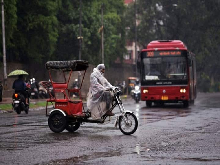 Delhi-NCR Weather Forecast Today 18 June IMD Yellow Alert for Rain in Delhi Noida Gurugram News Delhi-NCR Weather Forecast: दिल्ली-एनसीआर में बारिश का दौर आज भी जारी, सामान्य से कम दर्ज हुआ पारा, जानें- मौसम का ताजा अपडेट