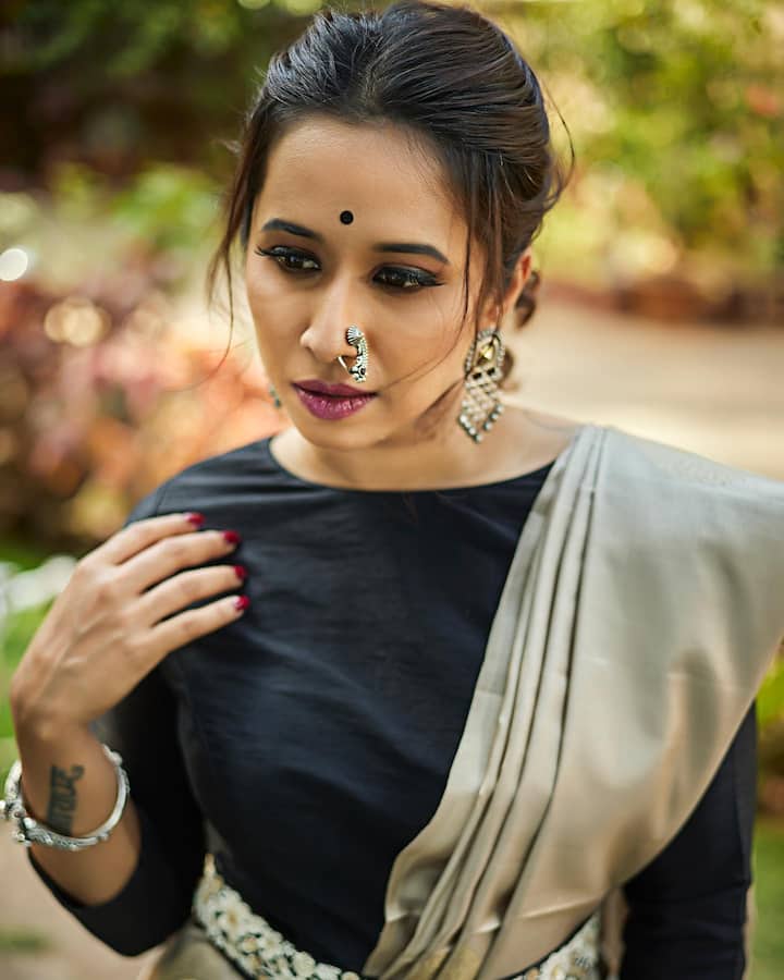 नुकताच तिनं तिचा एक खास लूक शेअर केलाय ज्यात ती काळ्या रंगाच्या इंडो-वेस्टर्न साडीमध्ये  दिसत आहे.(photo:shreyabugde/ig)