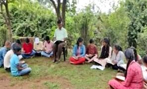 Kolhapur : वर्गात बांधली गुरं, शाळेबाहेरील झाडाखाली मुलांचा वर्ग ABP Majha