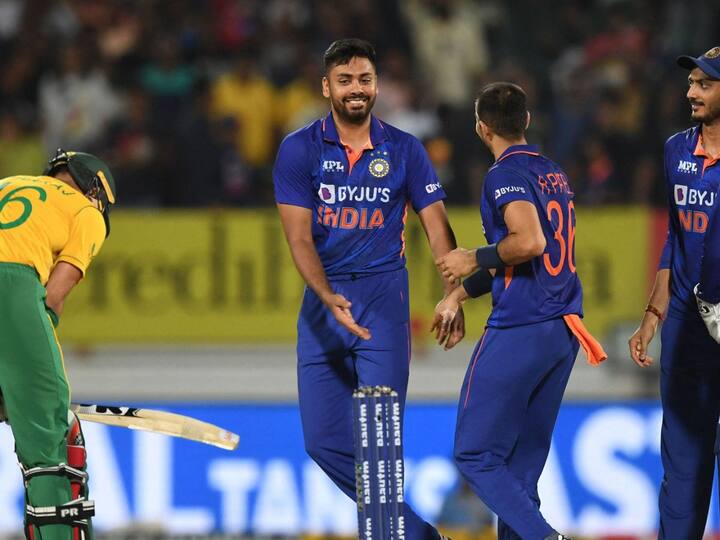 आयपीएलच्या पंधराव्या हंगामात आवेश खाननं दमदार कामगिरी करून दाखवली होती. ज्यामुळं भारतीय निवडकर्त्यांनी त्याला दक्षिण आफ्रिकेविरुद्ध मालिकेत संधी दिली. भारताचा पुढचा सामना 19 जून रोजी खेळला जाणार असून या सामन्यात आवेश खान कशी कामगिरी करतो? याकडं सर्वांचं लक्ष लागलंय.