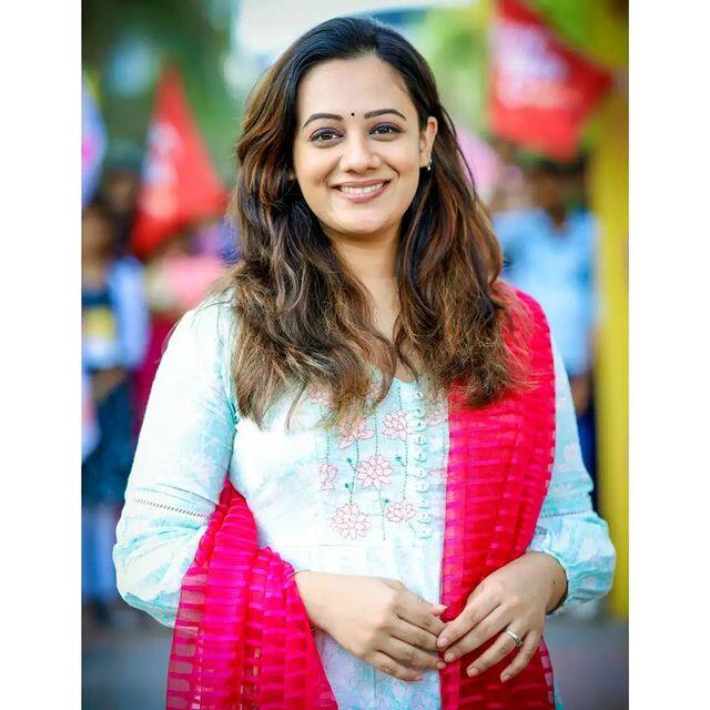 स्पृहा जेवढी हुशार अभिनेत्री आहे तितकीच एक गोड व्यक्ती आहे. (photo:spruhavarad/ig)