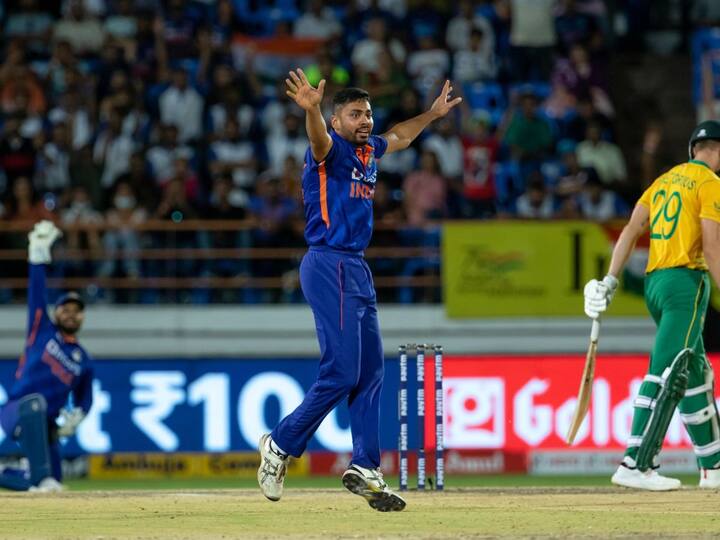 या सामन्यातही दक्षिण आफ्रिकेच्या संघानं नाणेफेक जिंकलं आणि प्रथम गोलंदाजी करण्याचा निर्णय घेतला. भारताचा यष्टीरक्षक दिनेश कार्तिक आणि हार्दिक पांड्याच्या वादळी खेळीच्या जोरावर भारतानं दक्षिण आफ्रिकेसमोर 170 धावांचं लक्ष्य ठेवलं. प्रत्युत्तरात दक्षिण आफ्रिकेच्या संघानं सुरुवातीपासूनच ठराविक अंतरानं विकेट्स गमावणं सुरूच ठेवलं. दक्षिण आफ्रिकेकडून रासी व्हॅन डेर डुसेननं सर्वाधिक 20 धावा केल्या. आफ्रिकेचा संपूर्ण संघ अवघ्या 87 धावांत ऑलआऊट झाला आणि भारतानं हा सामना 82 धावांच्या मोठ्या फरकानं जिंकला.