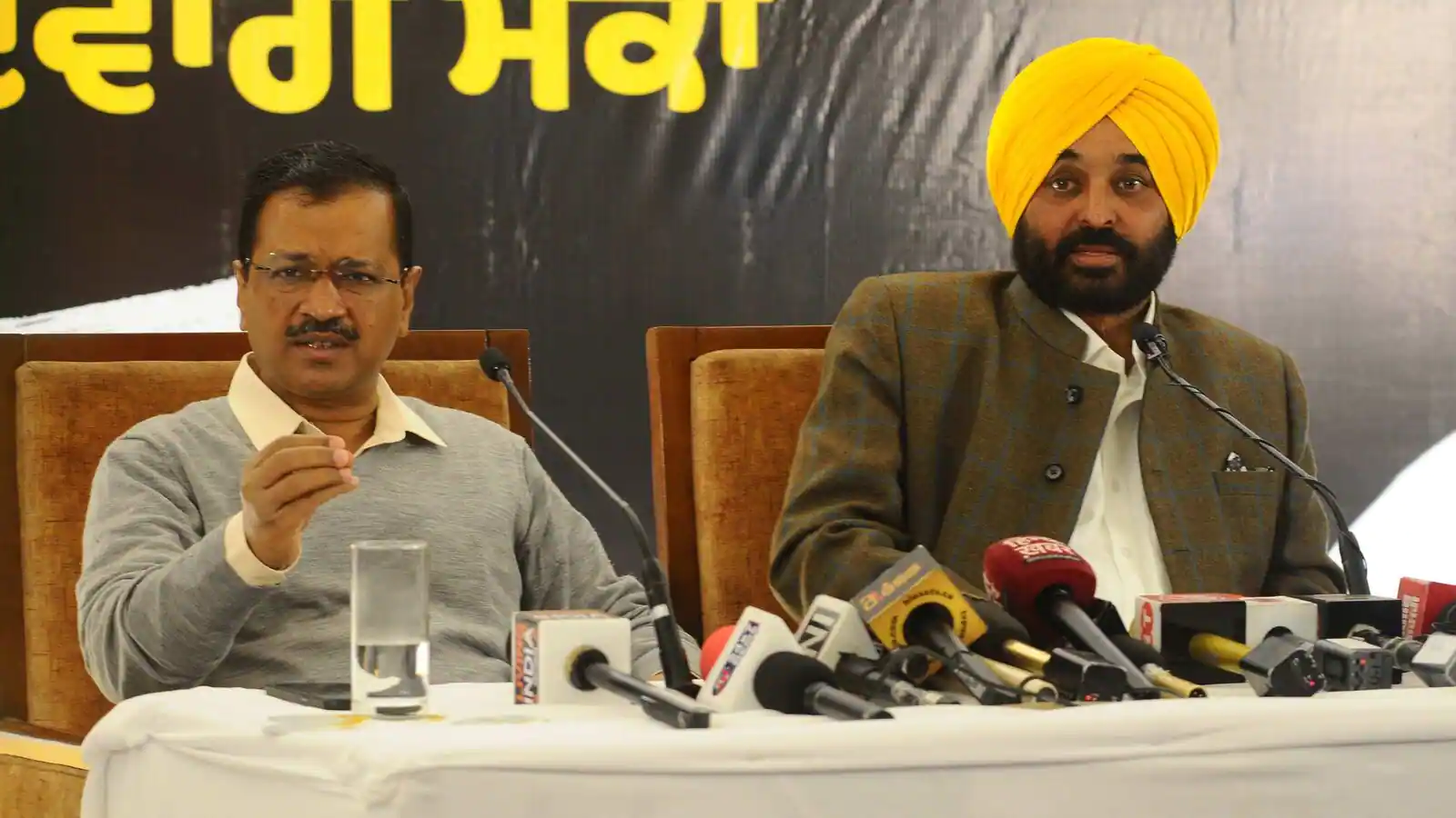 AAP Govt targeted for publicity expenditure : Opposition says 24 crore spent on advertisements in a month ਪਬਲੀਸਿਟੀ ਖਰਚਿਆਂ ਕਾਰਨ ਨਿਸ਼ਾਨੇ 'ਤੇ  AAP ਸਰਕਾਰ : ਵਿਰੋਧੀ ਨੇ ਕਿਹਾ- ਇਕ ਮਹੀਨੇ 'ਚ ਇਸ਼ਤਿਹਾਰਾਂ 'ਤੇ ਖਰਚ ਕੀਤੇ 24 ਕਰੋੜ, ਇਸ ਤਰ੍ਹਾਂ ਭਰੇਗਾ ਪੰਜਾਬ ਦਾ ਖਜ਼ਾਨਾ ?