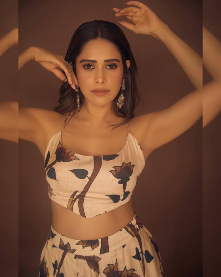 नुसरतने तिच्या या लूकचे क्लोज अप फोटो शेअर केले आहेत. येथे सर्वांच्या नजरा अभिनेत्रीच्या स्टायलिश बॅकलेस ब्लाऊजवर टिकल्या आहेत. (photo:nushrrattbharuccha/ig)