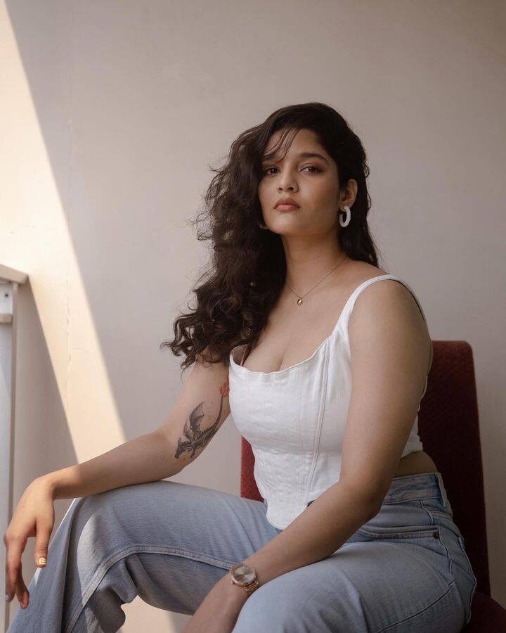 கண்கள் நிலவின் அழகு அவள் கன்னம் வெயிலின் அழகு