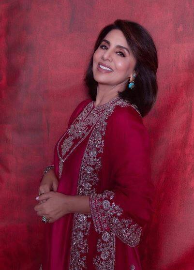 दिग्गज अभिनेत्री नीतू कपूर का कहना है कि पति ऋषि कपूर के निधन के बाद उन्होंने खुद को काम में लगा लिया है, फिर भी उनमें उनके बिना सार्वजनिक कार्यक्रमों में शामिल होने का 