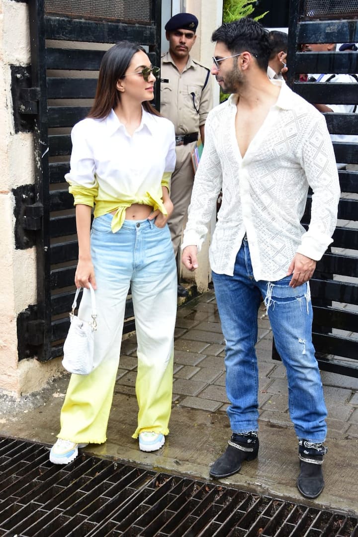 वरुण धवन और कियारा आडवाणी जुग जुग जियो में धमाल मचाने के लिए तैयार बैठे हैं. ऐसे में यह दोनों स्टार्स अपनी फिल्म का प्रमोशन करने में जुटे हुए हैं.