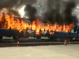 Agnipath Scheme Protest: બિહારમાં કોંચીંગ સેન્ટરના માલિકોએ અગ્નિપથના વિરોધમાં મેસેજ-વિડીયો મોકલી યુવાનોને ભડકાવ્યાના આરોપ Agnipath Scheme Protest: બિહારમાં કોંચીંગ સેન્ટરના માલિકોએ અગ્નિપથના વિરોધમાં મેસેજ-વિડીયો મોકલી યુવાનોને ભડકાવ્યાના આરોપ