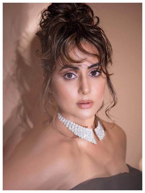 हिना खान से सीखें समर हेयरस्टाइल टिप्स