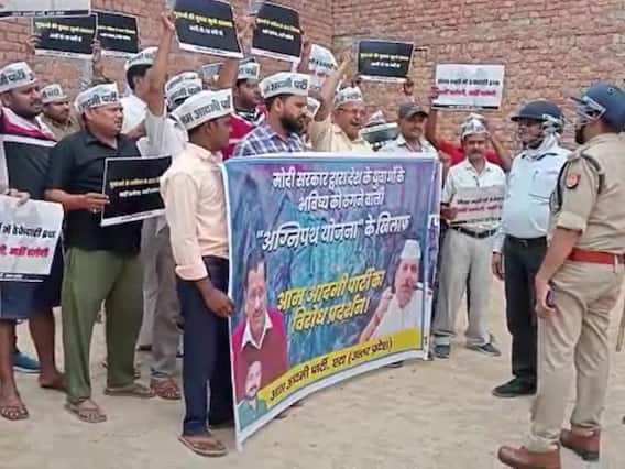 Agnipath Protest: एटा में AAP कार्यकर्ताओं ने जमकर किया विरोध प्रदर्शन, नजरबंद किए गए जिला अध्यक्ष सुरेश कुमार वर्मा Agnipath Protest: एटा में AAP कार्यकर्ताओं ने जमकर किया विरोध प्रदर्शन, नजरबंद किए गए जिला अध्यक्ष सुरेश कुमार वर्मा