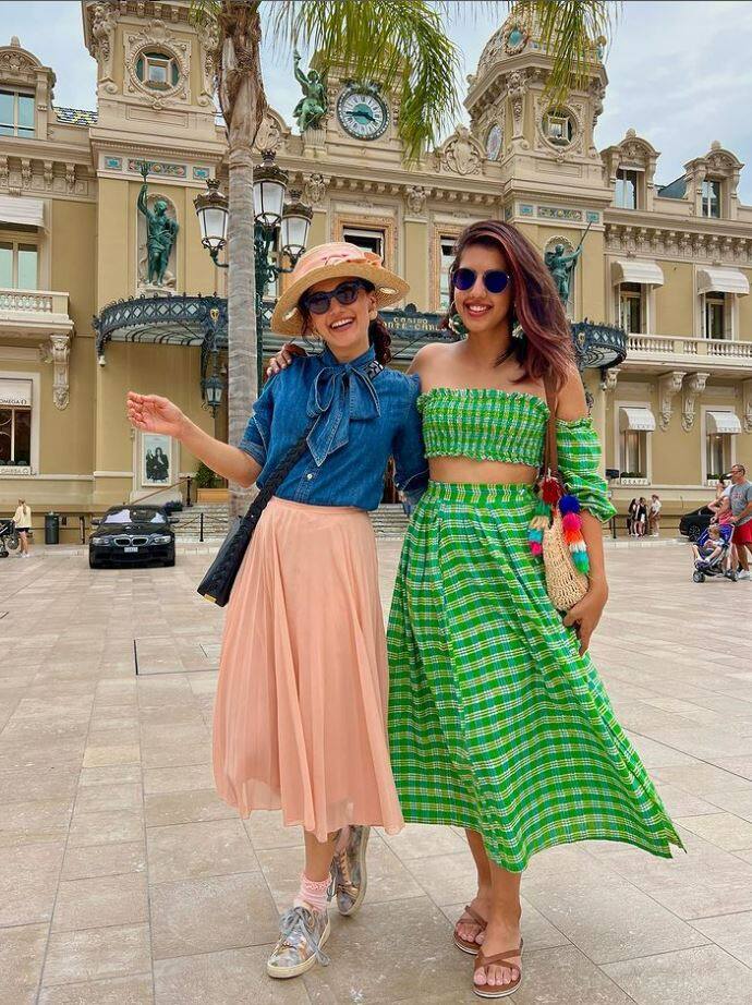 તાપસી તેની બહેન શગુન સાથે મસ્તિ કરતી જોવા મળે છે. યુરોપ ટ્રીપમાં પણ બન્ને બહેનો સાથે જ છે.