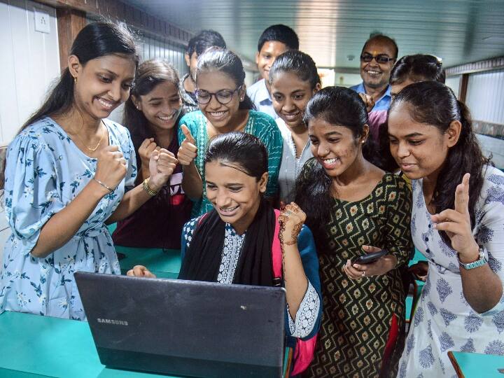 Himachal pradesh board results 2022 declared HPBOSE Class 12 result declared check online at hpbose.org HPBOSE 12th Result 2022: हिमाचल प्रदेश बोर्ड 12वीं के नतीजे घोषित, जानिए कैसा रहा इस साल का रिजल्ट और कितने स्टूडेंट्स हुए पास