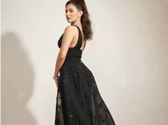 ਅਮਾਇਰਾ ਨੇ ਬਲੈਕ ਕਲਰ ਦੇ ਸਟਾਈਲਿਸ਼ ਆਊਟਫਿੱਟ ਨਾਲ ਆਪਣੇ ਗਲੇ 'ਚ ਹੀਰਿਆਂ ਦਾ ਹਾਰ ਪਾਇਆ ਹੋਇਆ ਹੈ, ਜੋ ਉਸ ਦੀ ਖੂਬਸੂਰਤੀ ਨੂੰ ਹੋਰ ਵਧਾ ਰਿਹਾ ਹੈ। ਇਸ ਦੇ ਨਾਲ ਹੀ ਅਮਾਇਰਾ ਨੇ ਡਾਇਮੰਡ ਏਅਰਰਿੰਗ ਅਤੇ ਬ੍ਰੇਸਲੇਟ ਵੀ ਪਹਿਨੇ ਹੋਏ ਹਨ। ਉਸ ਨੇ ਆਪਣੇ ਵਾਲਾਂ ਨੂੰ ਹਾਈ ਪੋਨੀ ਸਟਾਈਲ ਦਿੱਤਾ ਹੈ। ਅਭਿਨੇਤਰੀ ਦੇ ਹਰ ਓਵਰ ਲੁੱਕ ਨੂੰ ਦੇਖ ਕੇ ਫ਼ੈਨਜ ਆਪਣਾ ਦਿਲ ਹਾਰ ਬੈਠੇ ਹਨ।