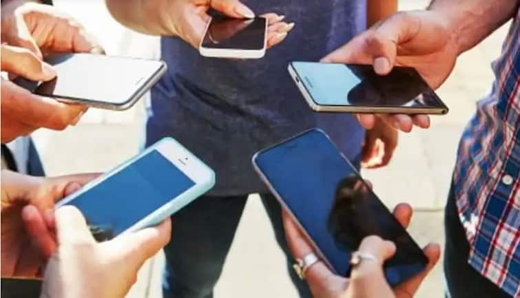 PIB Fact Check: Ministry of Education is giving free smartphone to all! Know will you get it too? Central Government: શિક્ષણ મંત્રાલય બધાને ફ્રીમાં સ્માર્ટફોન આપી રહ્યું છે! શું તમને પણ મળશે? જાણો વિગત