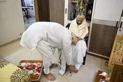 PM મોદીએ માતા હીરાબાના 100મા જન્મદિવસે લીધા આશીર્વાદ, ભેટ પણ આપી